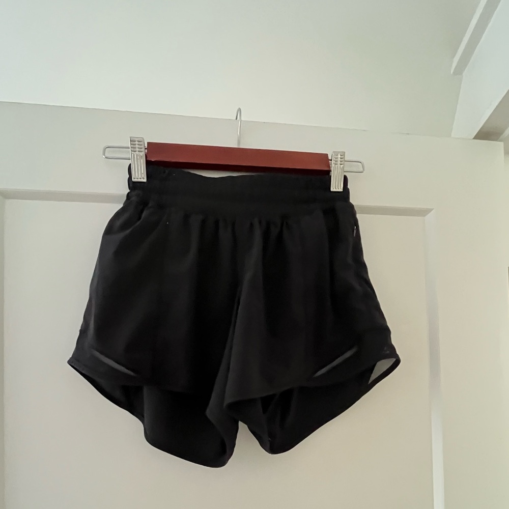 LULU LEMON - hotty hot lined short (i think low rise) 2.5”